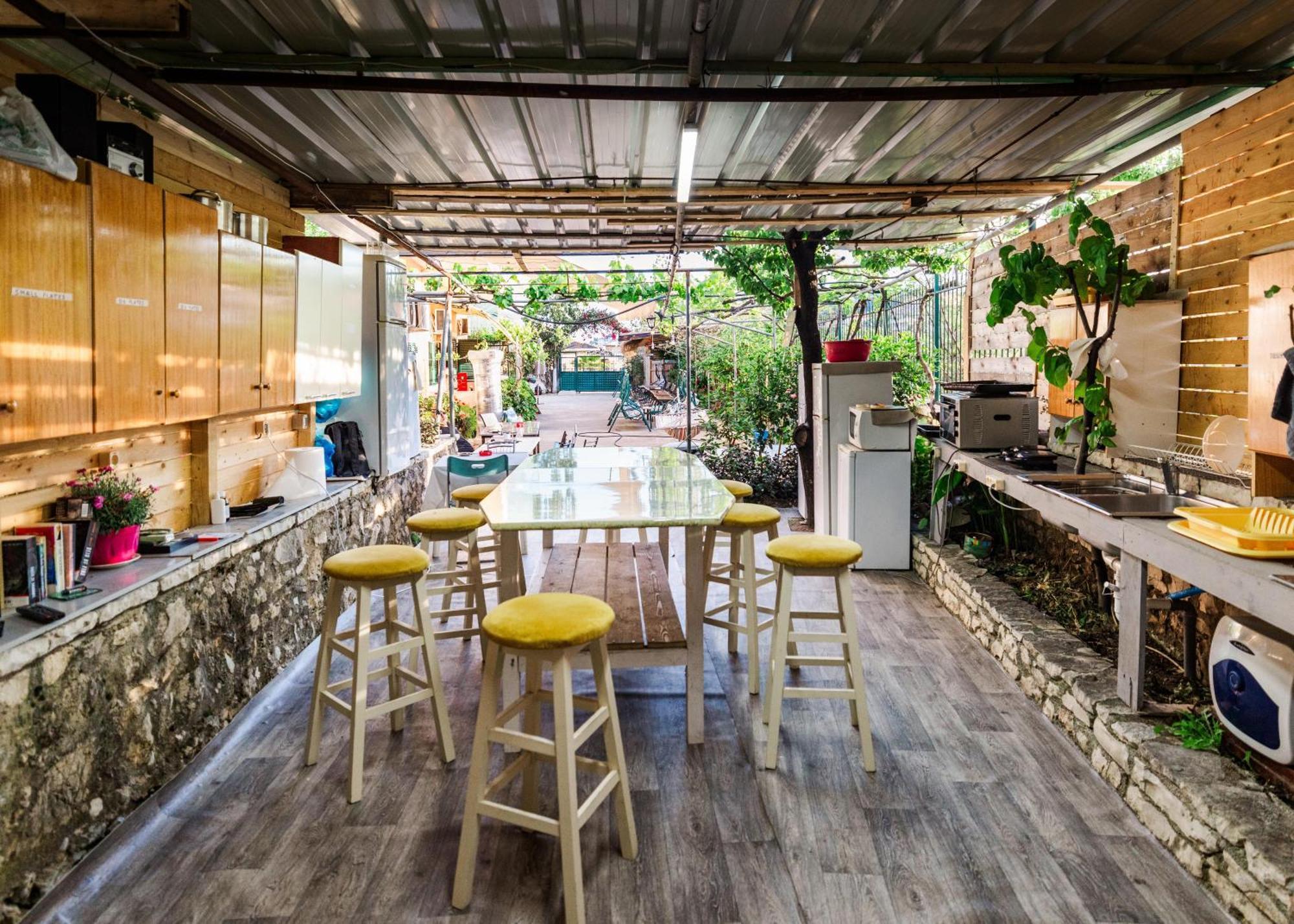 Oasis Hostel Химара Экстерьер фото